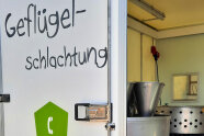 Hecktür eines Transporters mit Aufschrift "Geflügelschlachtung"