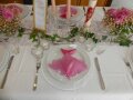 gedeckter Tisch mit rosa Serviette, Kerzen, Kommunionkerze, Menükarte