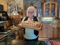 Rita Augart hält in der Hand ein großes Brett auf dem eine selbst gebackene Focaccia liegt.