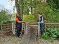 Caronline Klein und Lydia Köchl kümmern sich um den Kompost