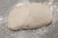 Sauerteig liegt auf der bemehlten Arbeitsfläche