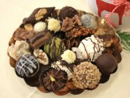 Verschiedene Pralinen sind auf einem Teller angerichtet