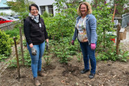 Lisa Keiß und Maria Meßner (v.l.) bepflanzen das Gemüsebeet