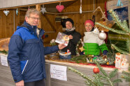 Ausgabe der Kalender auf dem Wochenmarkt in Wertingen