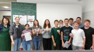 Schüler stehen vor Tafel