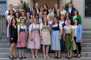 Absolventinnen mit Ehrengästen und Lehrerinnen präsentieren sich für das Foto