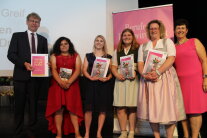 6 Personen stehen nebeneinander