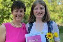 Siglinde Ballis gratuliert Judith Reile zur Besten Auszubildenden der Hauswirtschaft
