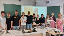 Schüler stehen vor einer Tafel