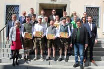 Die Schüler des dritten Semesters und Ehrengäste stehen vor dem Rathaus.