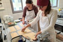 Junge Frauen machen Nudelplatten