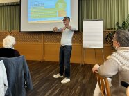Referent steht vor Leinwand