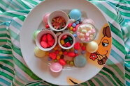 Gummibären, Marshmallows und Brauseufos auf einem Teller