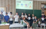 Mittelschüler in Deiningen halten die Urkunde in die Luft