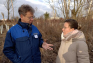 Zwei Personen im Gespräch im Wald