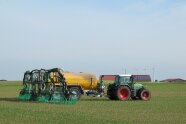 Güllefass auf Feld