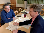Helmut Stöcker und Reinhard Bader sitzen sich an einem Tisch gegenüber