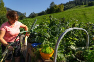 Annelies Trenkwalder in ihrem Bauerngarten.