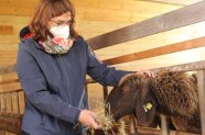 Fit-Tag-Qualifizierung - Teilnehmerin beim Füttern