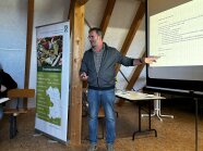 Referent zeigt auf Leinwand