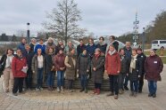 Personengruppe auf gepflasterter Fläche