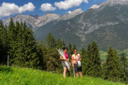 Annelies Trenkwalder und ihre Schwester Edith zäunen eine Bergweide ein.