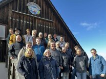 Teilnehmer stehen vor Gebäude