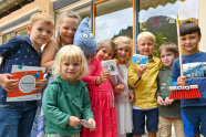 Kinder mit ALLES IN ORDNUNG-Material