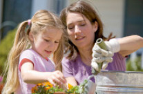 Frau und Kind bei der Gartenarbeit